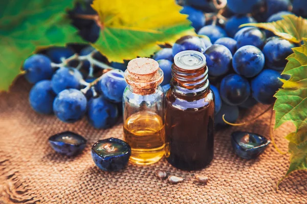 küçük bir kavanoza üzüm çekirdeği ekstresi. Seçici odak.