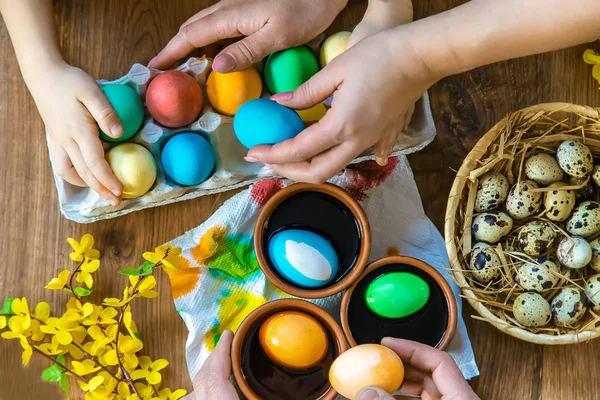 Feliz Pascua. Huevos Enfoque selectivo . Imagen De Stock
