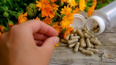 Calendula tentürü ve takviyeler. Seçici odaklanma. Doğa.