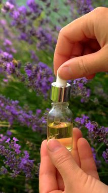 Şişedeki lavanta yağı. Seçici odaklanma. Doğa.