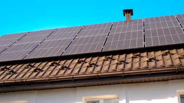 Evin çatısındaki güneş panelleri. Seçici odak.