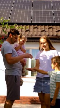 Aile güneş panellerine bakıyor. Seçici odak.