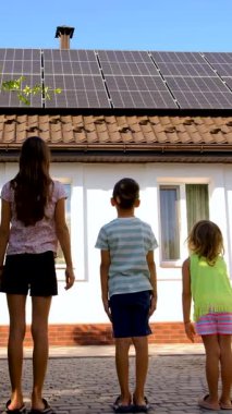 Adam evin çatısındaki güneş panellerine bakıyor. Seçici odaklanma. insanlar.