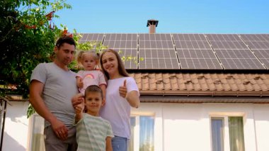 Aile güneş panellerine bakıyor. Seçici odak.