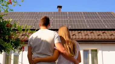 Aile güneş panellerine bakıyor. Seçici odak.