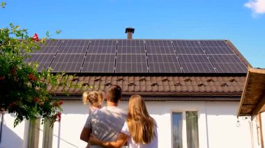 Aile güneş panellerine bakıyor. Seçici odak.