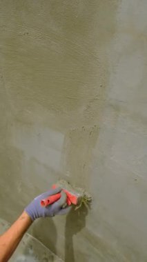 Duvarlara su yalıtımı uygulayın. Seçici odaklanma. İş.