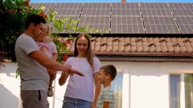 Aile güneş panellerine bakıyor. Seçici odak.