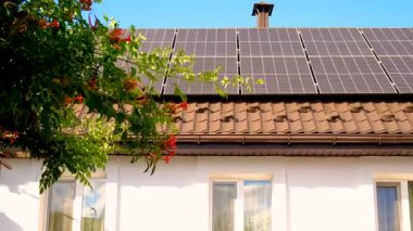 Evin çatısındaki ana güneş panelleri. Seçici odak.