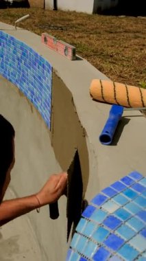 seramik ve mozaik döşeme. Seçici odaklanma. İş.