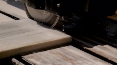 Bir makineyle fayans kesmek. Seçici odaklanma. İş.