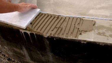 seramik ve mozaik döşeme. Seçici odaklanma. İş.