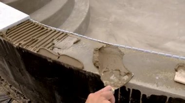 seramik ve mozaik döşeme. Seçici odaklanma. İş.