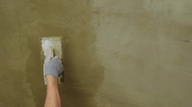 Duvarlara su yalıtımı uygulayın. Seçici odaklanma. İş.