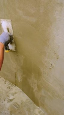 Duvarlara su yalıtımı uygulayın. Seçici odaklanma. İş.