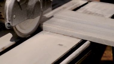 Bir makineyle fayans kesmek. Seçici odaklanma. İş.