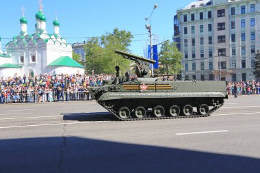 Rusya Moskova. 9 Nisan 2014 üzerinde zafer geçidi. Geçit töreni fazla 11.000 askerlik, askeri teçhizat 151 birimleri ve uçak sayısı tarafından katıldı ve helikopter 69 - büyük zafer 69 yıldönümü onuruna yapıldı..