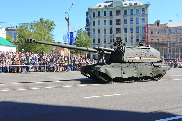 俄罗斯莫斯科 胜利游行在2014年5月9日 参加游行的有1 1万多名军人 151 台军事装备 飞机和直升机的数量为 以纪念伟大胜利的第六十九周年 — 图库照片