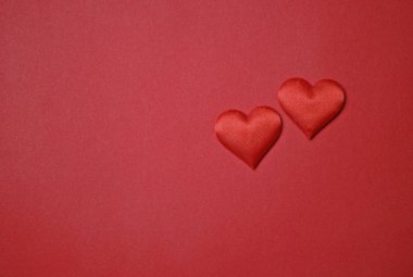 14 Şubat Sevgililer günü için kırmızı Kağıt arka plan üzerinde aşkın iki kalp seviyorum