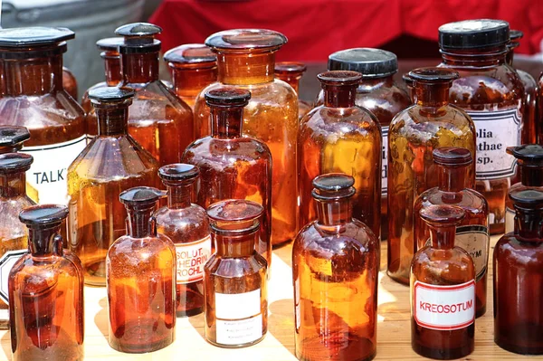 Аптека Янтарные Стеклянные Бутылки Продажу Открытом Воздухе Гигантский Блошиный Рынок — стоковое фото