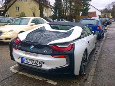 Garching, Almanya-BMW hibrid test aracı i8 Garching, Almanya, arka görüş Muehlgasse sokakta düzenli Park