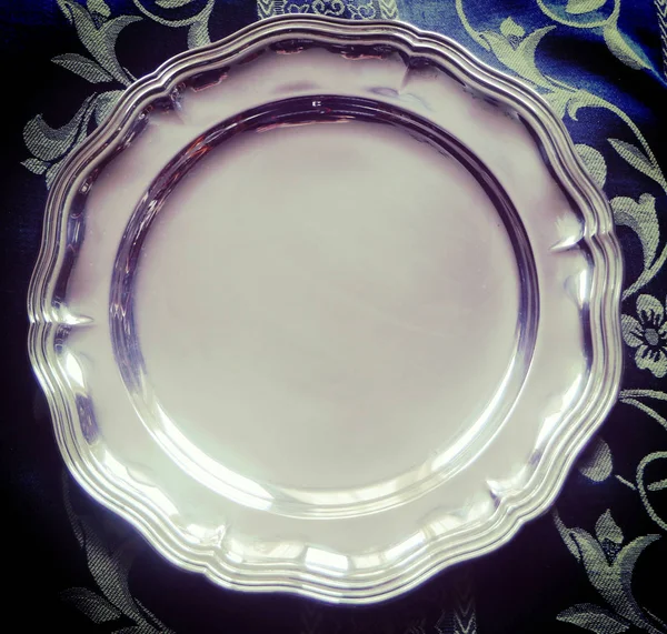古典风格中美丽的闪亮银盘 — 图库照片