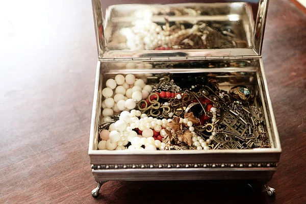 Vintage Silver Box Open Containing Shiny Trinkets Jewellery — Stock Photo, Image