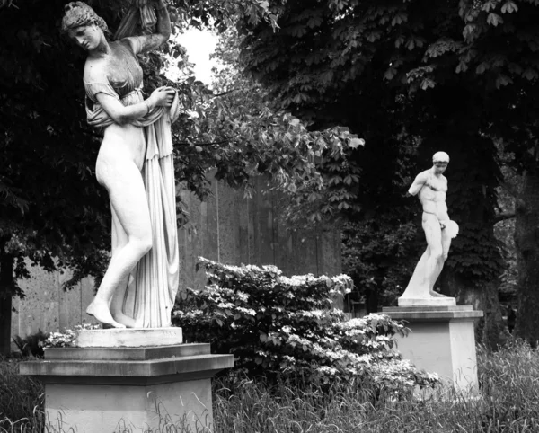 Κλασικά μαρμάρινα αγάλματα στο δημόσιο πάρκο — Φωτογραφία Αρχείου
