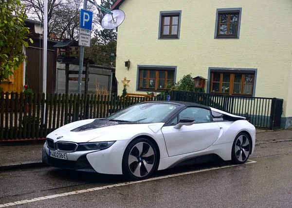 Garching, Almanya-BMW hibrid test aracı i8 Garching, Almanya, yan görünüm Muehlgasse sokakta düzenli olarak Park