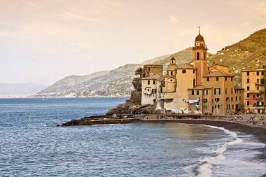 İtalya, Camogli güzel görünümü, Cenova yakınlarındaki Ligurya sahilinde balıkçı köyü, deniz ve kamu ücretsiz plaj ünlü Santa Maria Assunta kilise ile