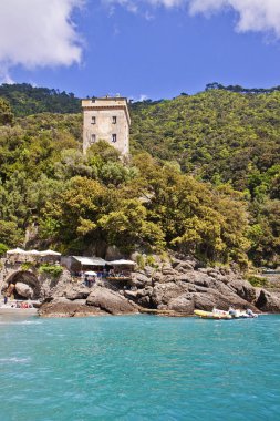 Liguria, Italya-Tigullio Körfezi sahilinde Cenova yakın San Fruttuoso Bay mavi suları, cennet küçük bir parçası sadece üstte veya deniz tarafından tepenin bir yaya yolu ile erişilebilir