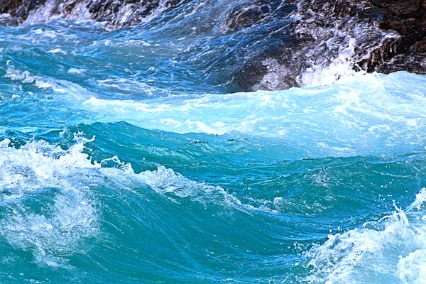 Liguriska Blå Havet Med Brytande Vågor Kraschar Klippiga Kusten Natur — Stockfoto