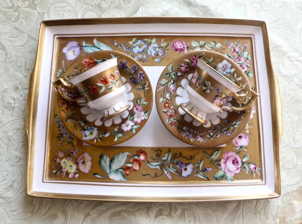 Romantyczna Zabytkowa Kawa Dla Dwojga Dwie Filiżanki Talerzykami Ręcznie Malowane — Zdjęcie stockowe