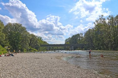 Isarauen, Almanya -Münih yakınlarındaki Isar nehri yaz görünümü, akan sular açık ve temiz, yer yürüyüş ve banyo için idealdir