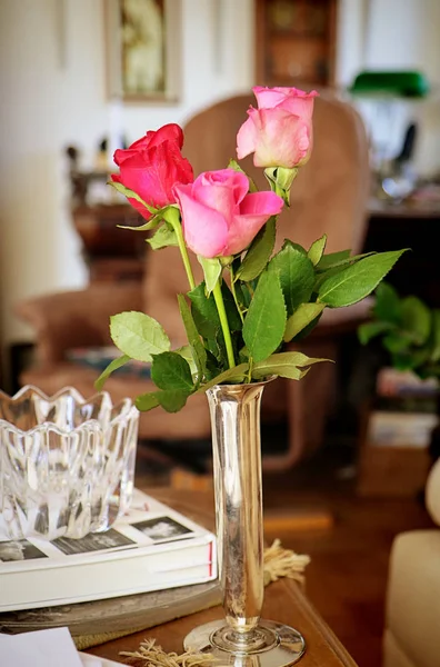 銀の花瓶の赤とピンクのバラ 静物のインテリア 柔らかい焦点 — ストック写真
