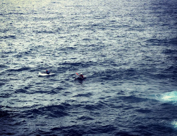 Два Человека Утонули Байдарке Штормовом Море — стоковое фото