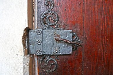 eski bir kilise ahşap kapı ayrıntıları: bronz sapı, ferforje süslemeler ve kilit