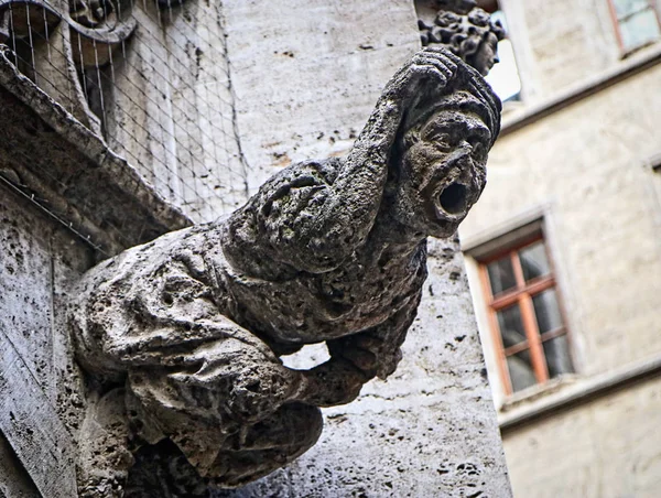 Gargulca Waterspout Reprezentujący Czarownica Elewacji Budynku Neogotyckiego Dziedzińca Ratusza Monachium — Zdjęcie stockowe