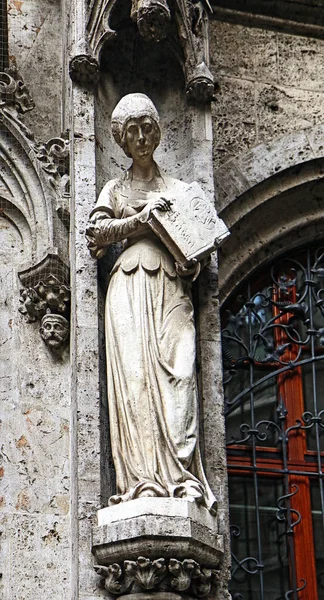 Sculptuur Van Een Vrouw Middeleeuwse Stijl Gevel Van Het Gebouw — Stockfoto