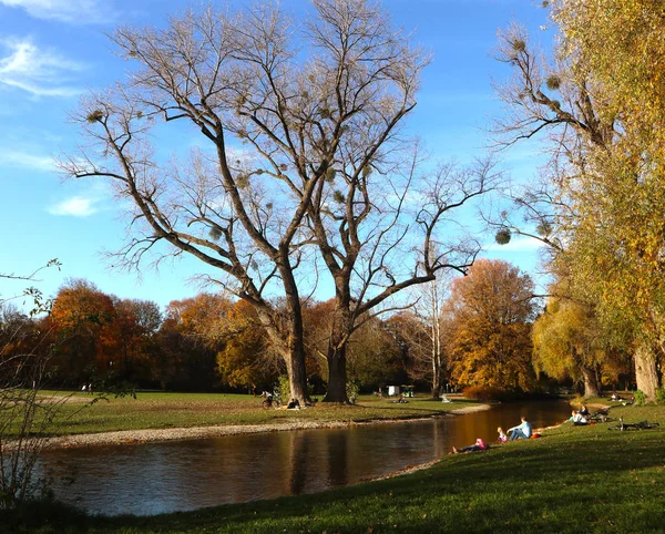 Emberek Élvezik Gyönyörű Őszi Nap Tele Napsütés Englischer Garten Münchenben — Stock Fotó