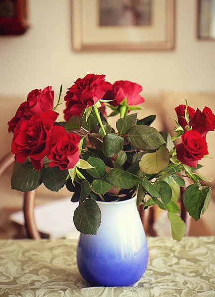 Interiores Natureza Morta Rosas Vermelhas Vaso — Fotografia de Stock