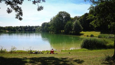 Garching, Bavyera - Bavyera Yaz sıcak hava, Garchinger See, Münih yakınlarındaki küçük göl, dinlenmek için ideal, yüzmek ve güneşlenmek için kıyı görünümü