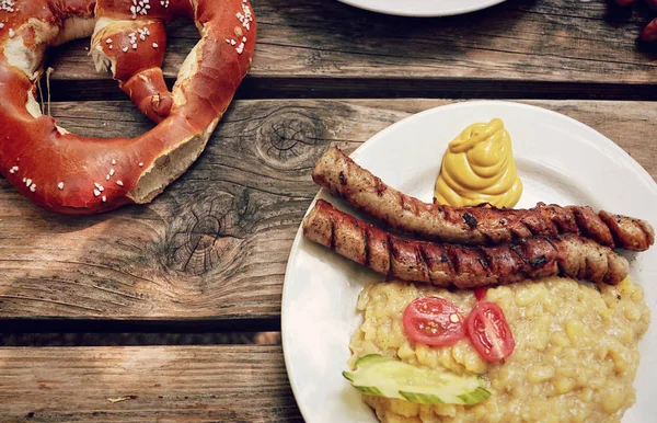 Bayerische Biergartentypisches Große Brezel Grillwürste Und Kartoffelsalat Genießen — Stockfoto