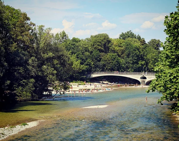 München Deutschland Menschen Baden Sauberen Wasser Der Isar Der Nähe — Stockfoto