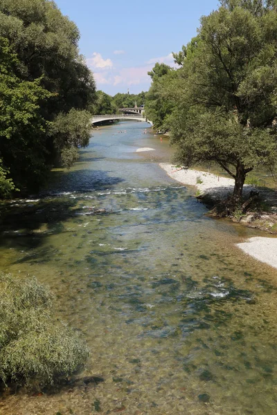 夏のミュンヘン中心部のイザール川岸の眺め カベルステッグ橋の近くで入浴する人々 — ストック写真