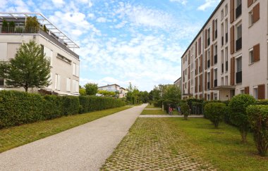 Küçük bir Bavyera kasabasında modern yerleşim bölgesi, bahçeler, teraslar ve yeşil yaya alanları ile binalar