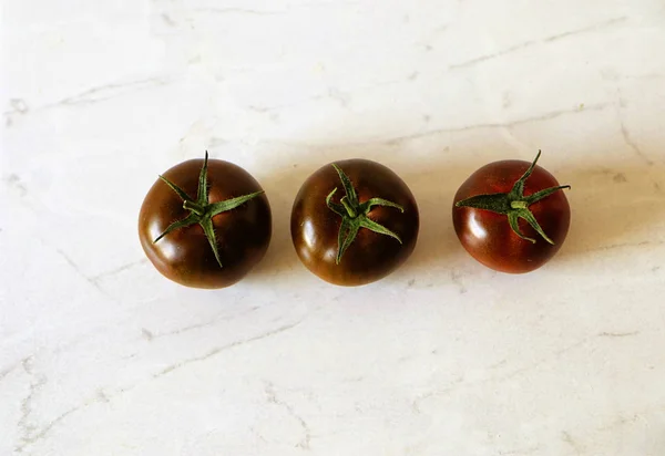 Tres Tomates Cherry Negros Maduros Deliciosos Mesa Cocina — Foto de Stock