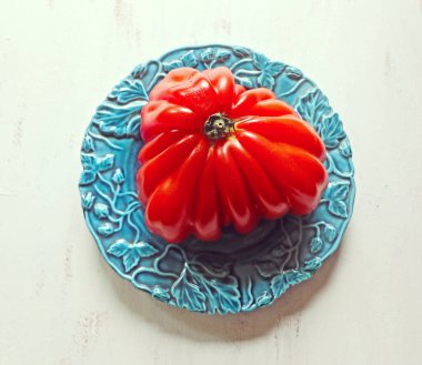 Mavi tabakta sığır kalbi domatesi