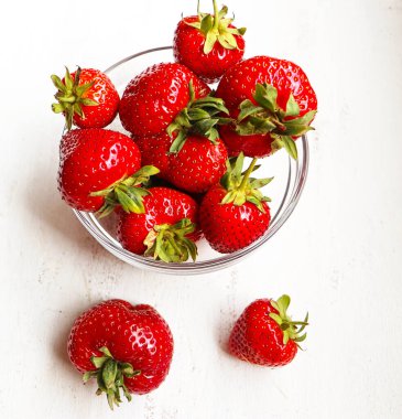 Olgun çilekli cam kase.