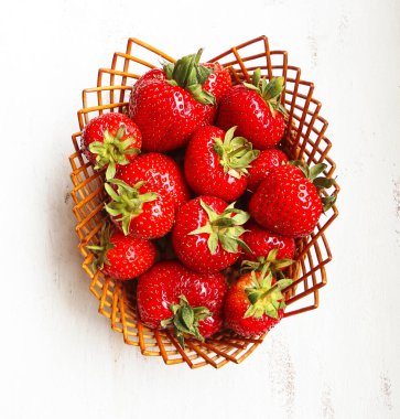 Olgun ve kırmızı çilekli sepet.